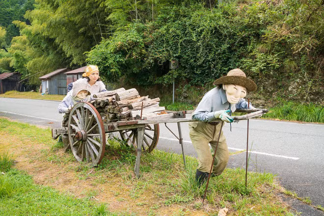 Ghé thăm ngôi làng bù nhìn siêu kỳ lạ ở Nhật Bản, nơi búp bê còn đông hơn con người gấp chục lần - Ảnh 4.