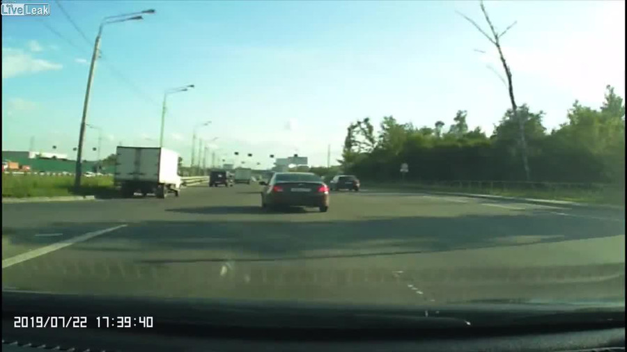 Video: Cú đâm kinh hoàng kiến ô tô con lộn nhiều vòng trên cao tốc