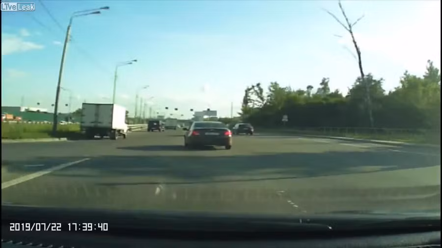 Video: Cú đâm kinh hoàng kiến ô tô con lộn nhiều vòng trên cao tốc