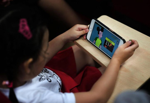Trẻ con xem Youtube tiềm ẩn nhiều nguy hiểm. Ảnh:straitstimes