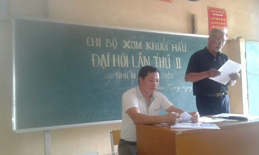 Thầy Hà Lô Tuấn (áo trắng)- Bí thư chi bộ xóm Khuổi Hẩu. Thầy Hà Lô Tuấn (áo trắng)- Bí thư chi bộ xóm Khuổi Hẩu.