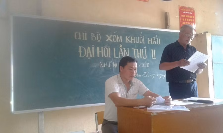 Thầy Hà Lô Tuấn (áo trắng)- Bí thư chi bộ xóm Khuổi Hẩu.