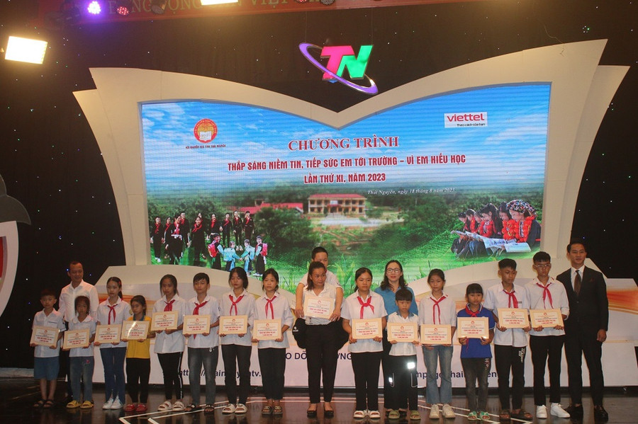 405 suất học bổng, mỗi suất trị giá 2 triệu đồng đã được trao tặng cho các em học sinh có hoàn cảnh khó khăn, các em học sinh con thương, bệnh binh, gia đình liệt sỹ trên địa bàn tỉnh.