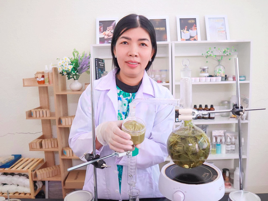 Cô Liên đang thực hiện công đoạn để tạo thành sản phẩm. Cô Liên đang thực hiện công đoạn để tạo thành sản phẩm.