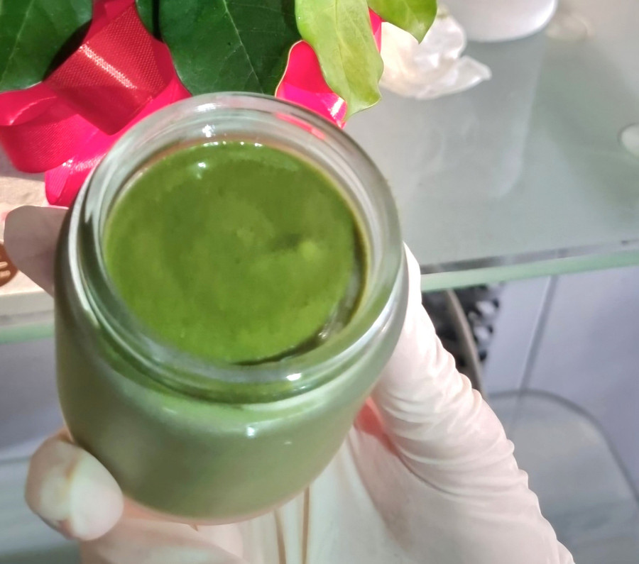 Sản phẩm mặt nạ thải độc và dưỡng da từ cây rau má và rau diếp cá. Sản phẩm mặt nạ thải độc và dưỡng da từ cây rau má và rau diếp cá.