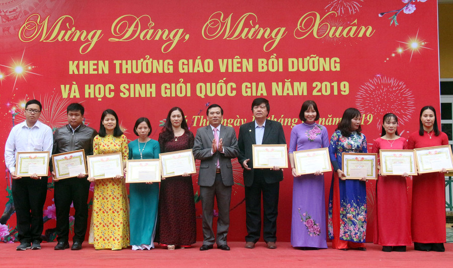 Ông Nguyễn Minh Tường, Giám đốc Sở GD&ĐT Phú Thọ khen thưởng các giáo viên bồi dưỡng học sinh giỏi
