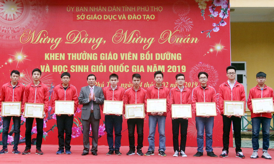 Ông Nguyễn Minh Tường - Giám đốc Sở GD&ĐT trao thưởng cho các em học sinh đoạt giải