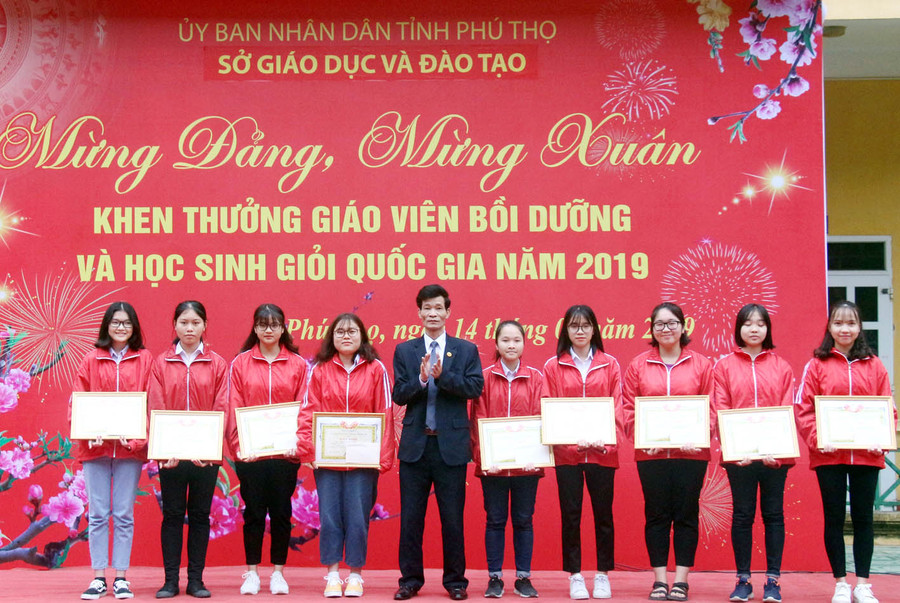 Đai diện Sở GD&ĐT Phú Thọ tặng giấy khen và phần thưởng cho các em học sinh