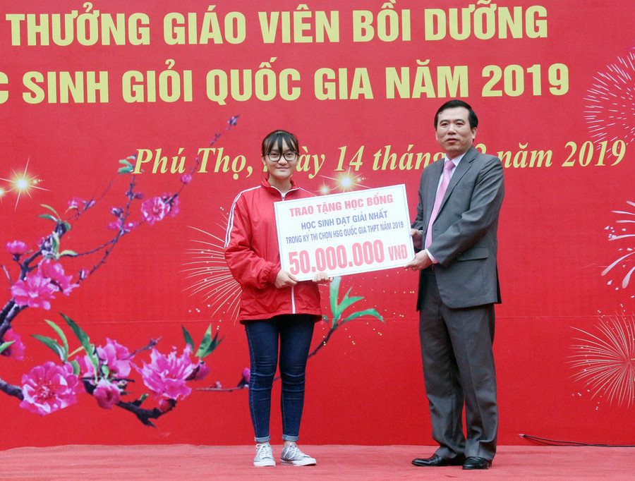 Em Hoàng Thị Huyền Trang - Lớp 12 chuyên Sinh đoạt giải Nhất môn sinh với 31,4 điểm