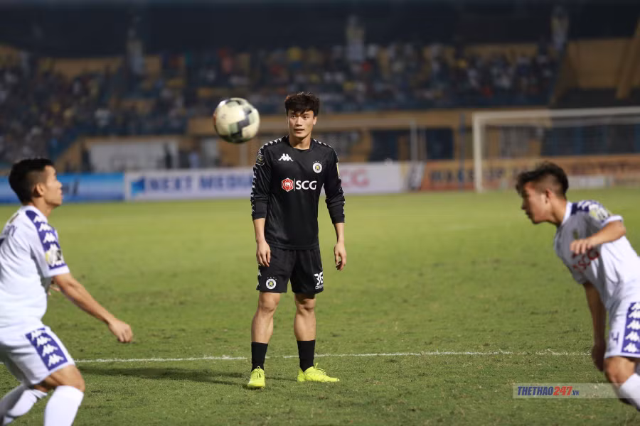 Bùi Tiến Dũng chưa được bắt 1 phút nào ở V.League