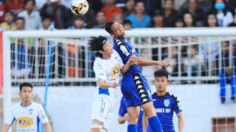 Anh Đức (phải) và các đồng đội mệt mỏi vì chuyến bay.