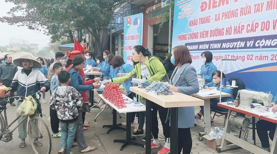 Trong thời gian nghỉ, em Bùi Thị Yến - Chi đoàn BSĐK50A của nhà trường đang tích cực tham gia tuyên truyền phòng, chống dịch nCoV tại huyện Thạch Thành, tỉnh Thanh Hóa.