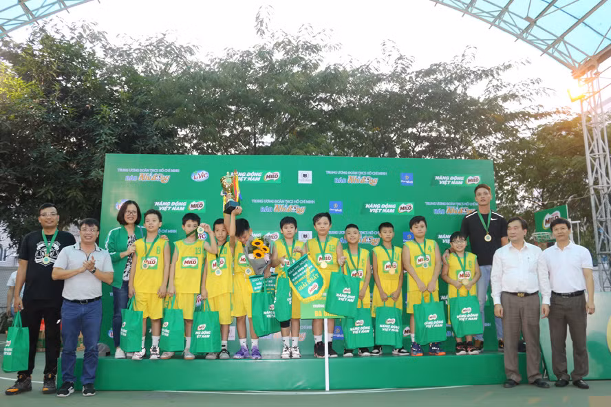 BTC trao giải cho đội vô địch nội dung nam.