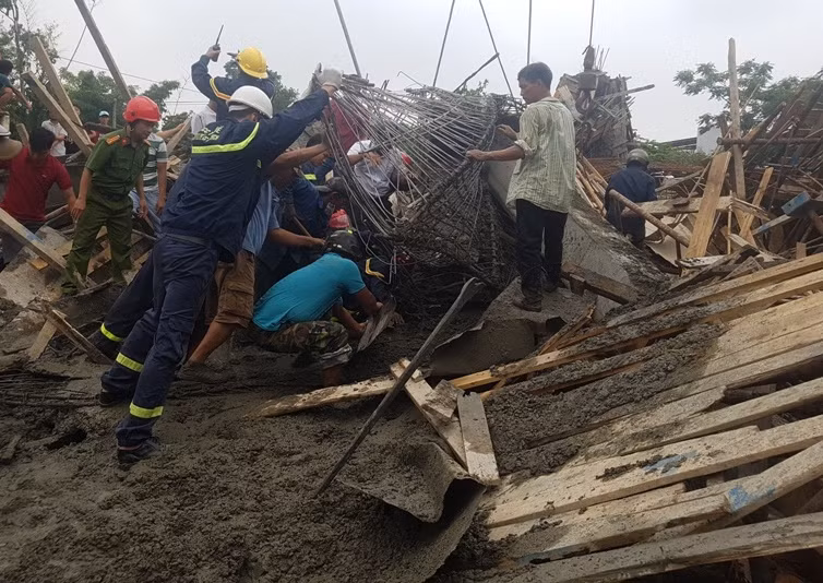 Khẩn trương cứu các nạn nhân trong đóng đổ nát
