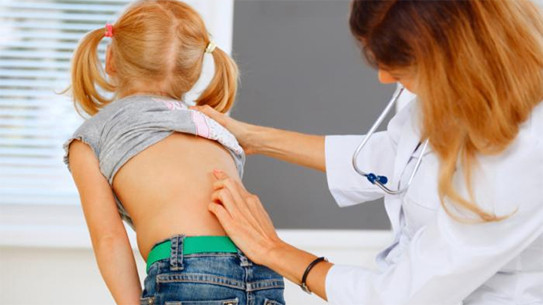 Cách tự kiểm tra cong vẹo cột sống đơn giản ngay tại nhà ảnh 1 092356_2