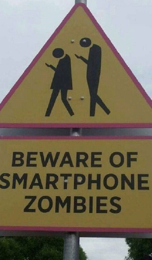Hãy cẩn thận với những zombie nghiện smartphone. Hãy cẩn thận với những zombie nghiện smartphone.