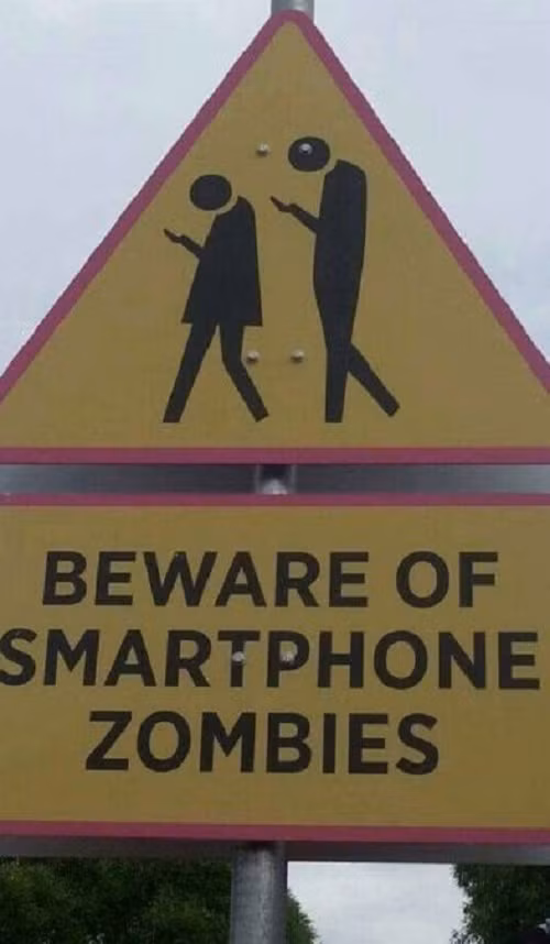 Hãy cẩn thận với những zombie nghiện smartphone. Hãy cẩn thận với những zombie nghiện smartphone.