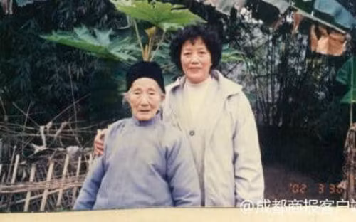 Người lạ đóng vai con gái để mẹ già sống bình an đến trăm tuổi