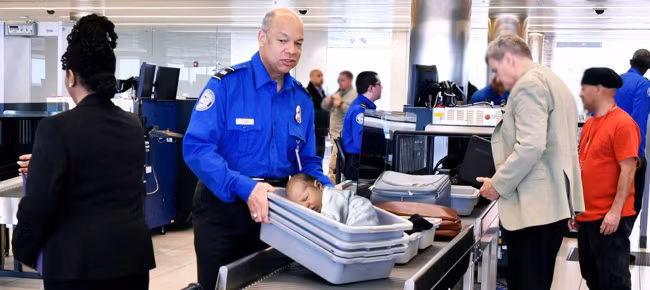 giat minh khi bat gap hinh anh kho tin o san bay hinh anh 2