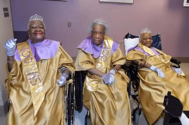  (Trái sang phải) Cụ bà Lucille Watson, Carolyn Burton, và Caroline Binns 