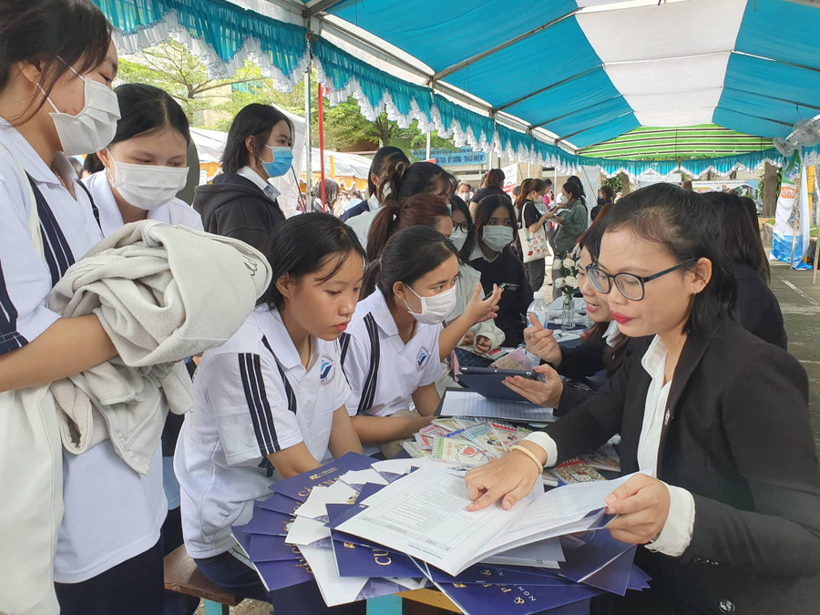 Sinh viên Trường Cao đẳng Công nghệ TP.HCM tìm kiếm việc làm tại Ngày hội việc làm do trường tổ chức. Sinh viên Trường Cao đẳng Công nghệ TP.HCM tìm kiếm việc làm tại Ngày hội việc làm do trường tổ chức.