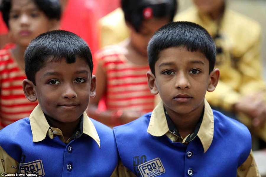 song sinh, Ấn Độ, trường học, giáo viên