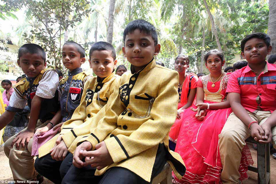 song sinh, Ấn Độ, trường học, giáo viên