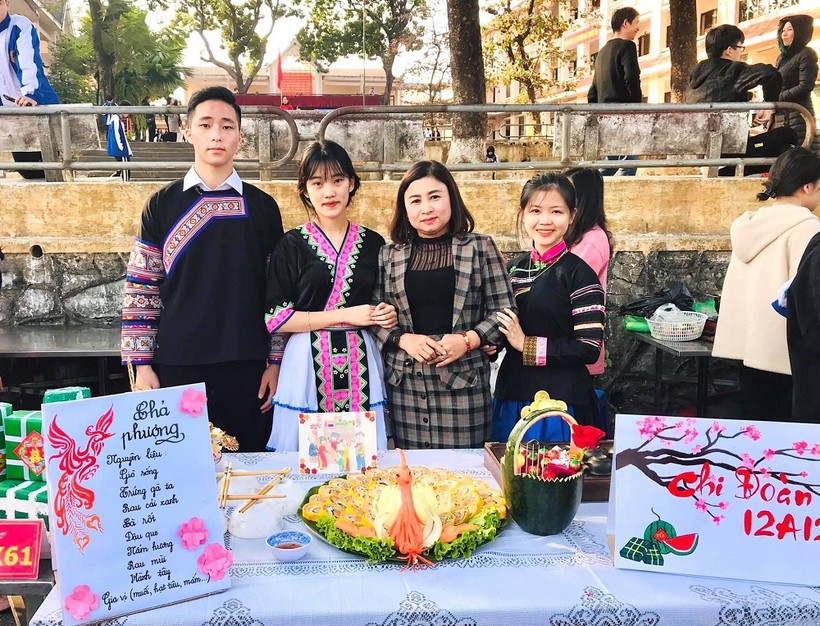 Gian trưng bày nem công chả - chả phượng lớp 12A12.