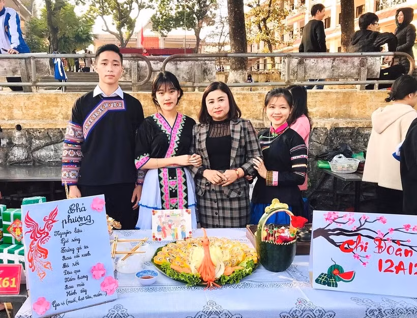 Gian trưng bày nem công chả - chả phượng lớp 12A12.