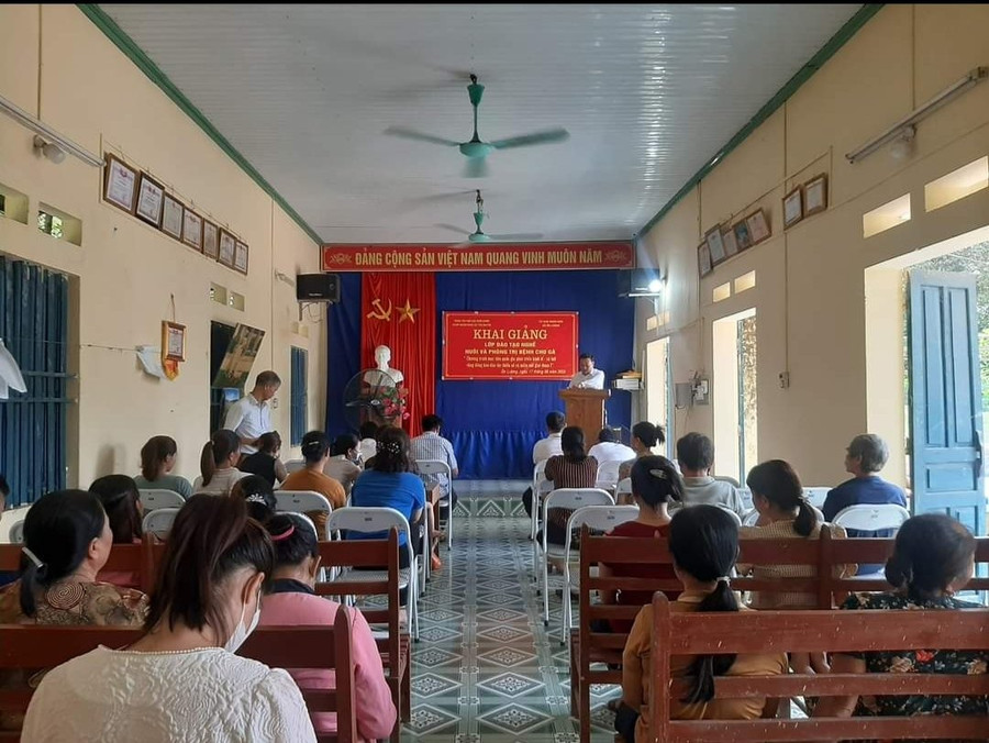 Bà con tại xã Ôn Lương, huyện Phú Lương tham gia lớp đào tạo nghề nuôi và phòng trị bệnh cho gà. Bà con tại xã Ôn Lương, huyện Phú Lương tham gia lớp đào tạo nghề nuôi và phòng trị bệnh cho gà.