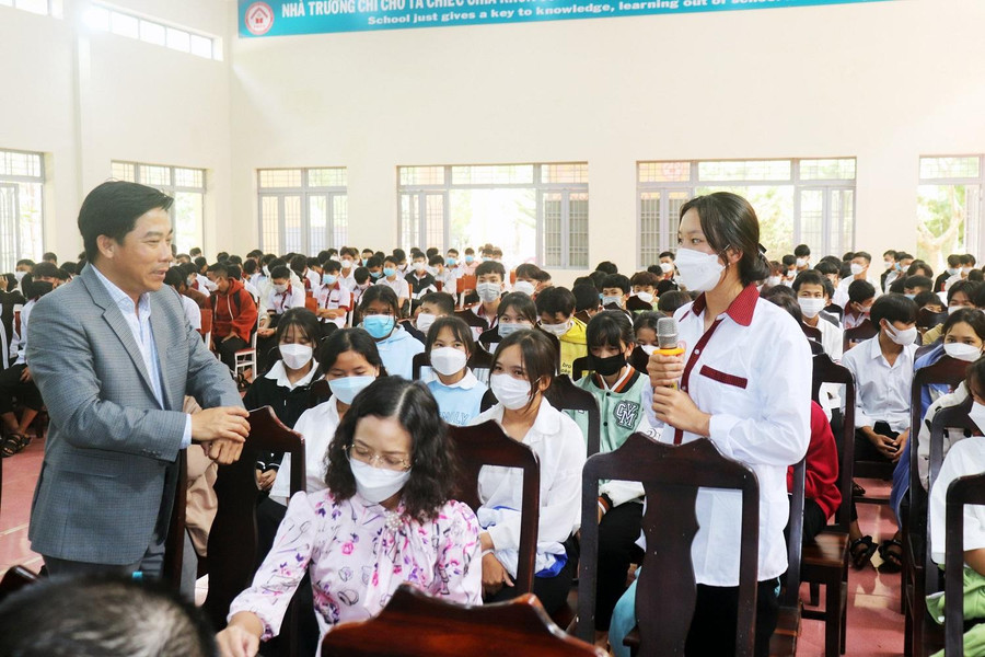 Sinh viên đặt câu hỏi trong tuần sinh hoạt công dân Sinh viên đặt câu hỏi trong tuần sinh hoạt công dân