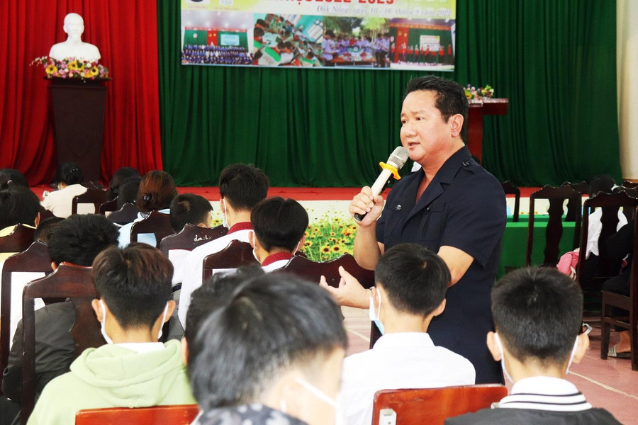 Nhà báo - Luật gia Hồ Minh Sơn - Viện trưởng Viện Nghiên cứu Thị trường - Truyền thông Quốc tế (IMRIC) IMRIC chia sẻ với tân sinh viên Nhà báo - Luật gia Hồ Minh Sơn - Viện trưởng Viện Nghiên cứu Thị trường - Truyền thông Quốc tế (IMRIC) IMRIC chia sẻ với tân sinh viên