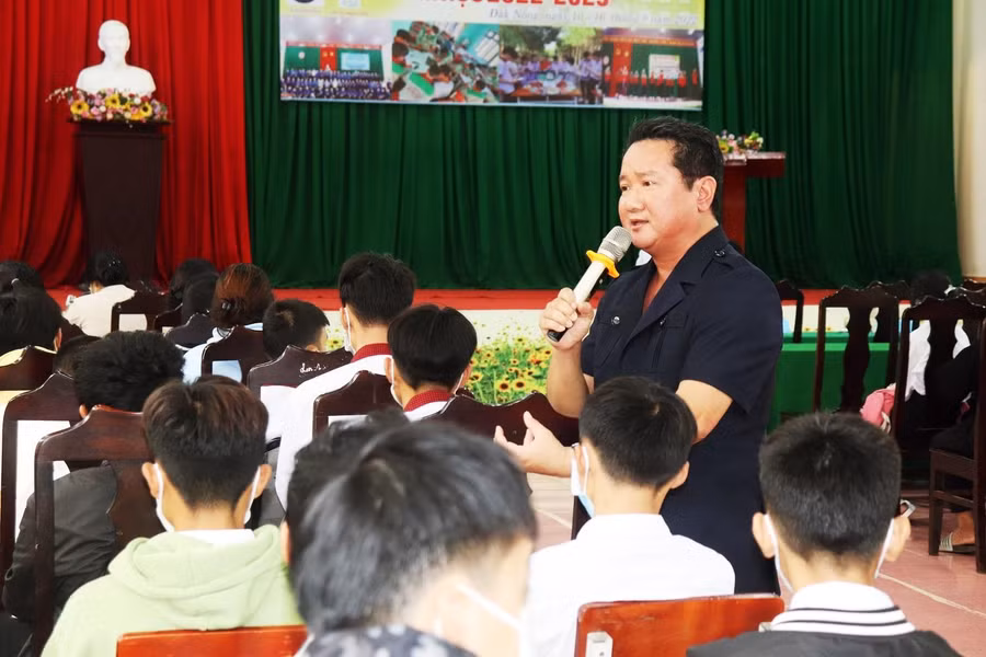 Nhà báo - Luật gia Hồ Minh Sơn - Viện trưởng Viện Nghiên cứu Thị trường - Truyền thông Quốc tế (IMRIC) IMRIC chia sẻ với tân sinh viên