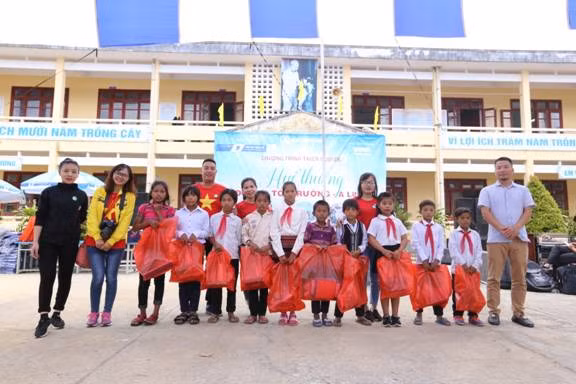 Những phần quà ý nghĩa được trao cho các em học sinh huyện A Lưới