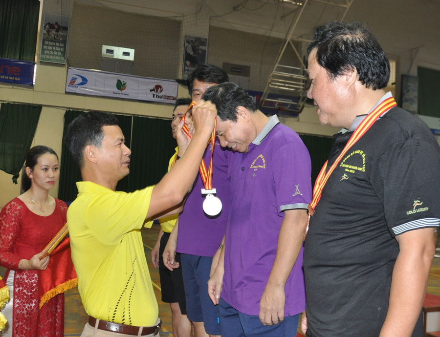 TS. Nguyễn Đức Hùng - Chủ tịch Công đoàn ĐH Đà Nẵng trao thưởng cho các VĐV