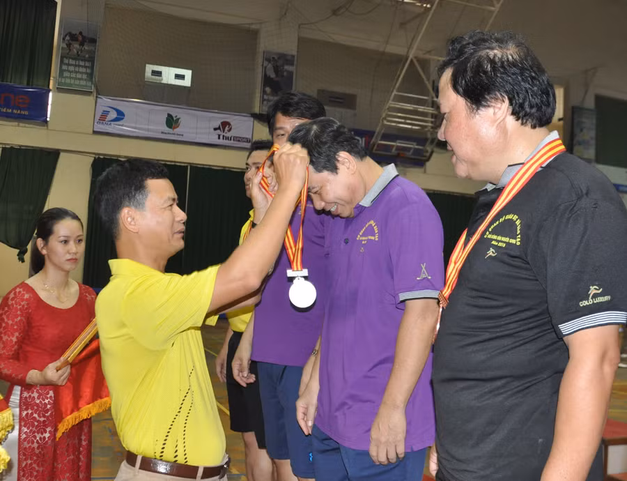 TS. Nguyễn Đức Hùng - Chủ tịch Công đoàn ĐH Đà Nẵng trao thưởng cho các VĐV