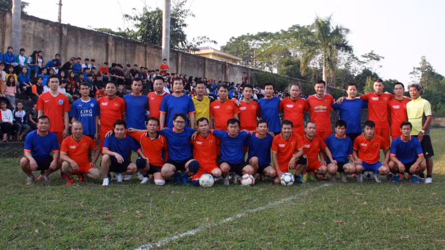 Hai đội bóng chụp ảnh lưu niệm trước khi bước vào trận đấu