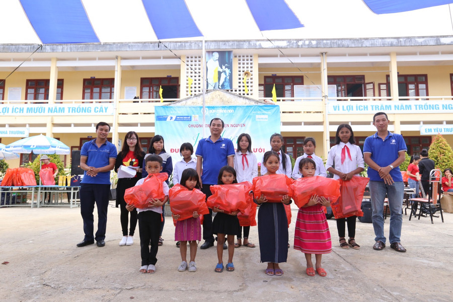 Đại diện CLB Búp măng non tặng quà cho các em học sinh A Lưới Đại diện CLB Búp măng non tặng quà cho các em học sinh A Lưới