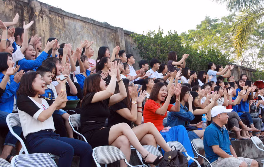 Các em học sinh nhiệt tình cổ vũ cho hai đội