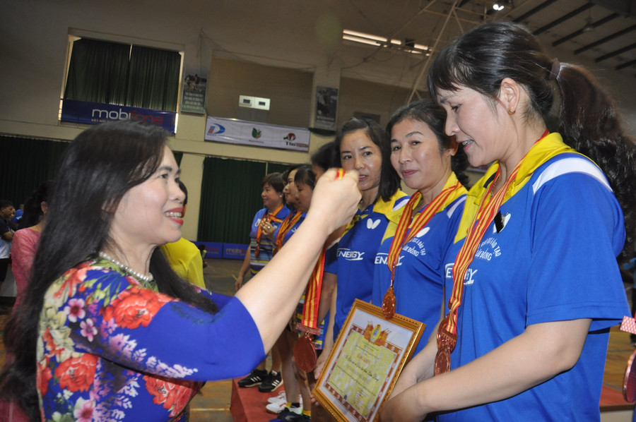 Bà Nguyễn Thị Bích Hợp – Phó Chủ tịch Công đoàn Việt Nam trao thưởng cho các VĐV