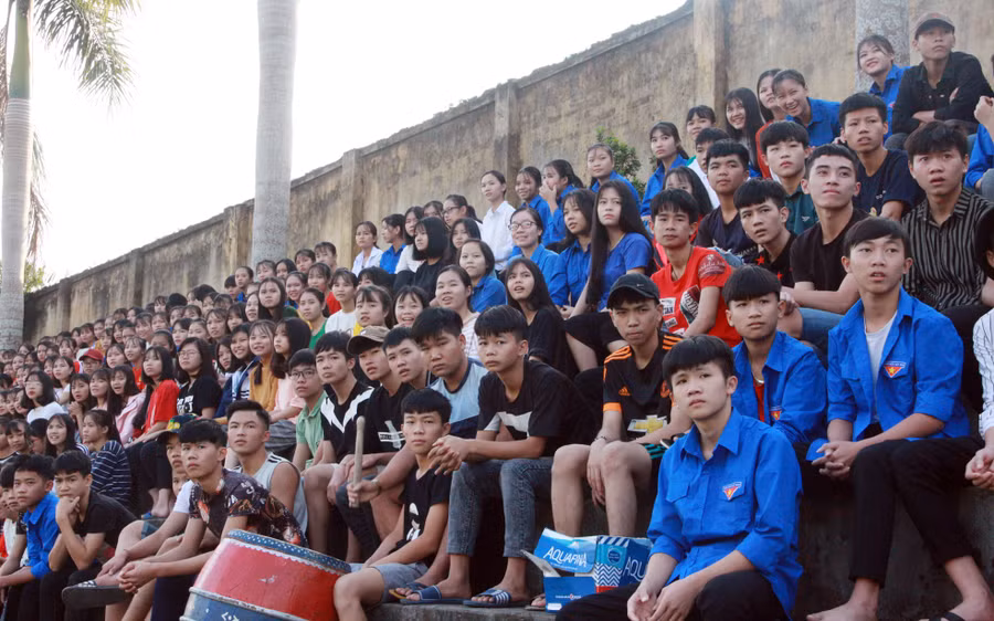 Hàng trăm em học sinh đến cổ vũ cho hai đội