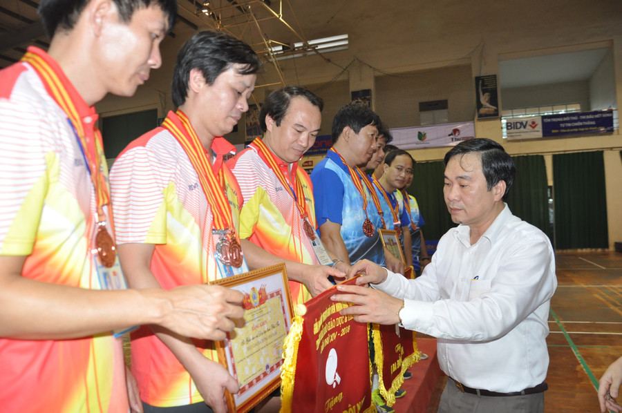 TS. Ngũ Duy Anh – Vụ trưởng Vụ Giáo dục thế chất (Bộ GD&ĐT) trao thưởng cho các nội dung thi đấu đạt giải