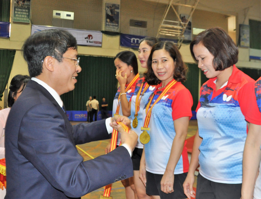 TS. Vũ Minh Đức trao thưởng cho các đội đạt huy chương Vàng