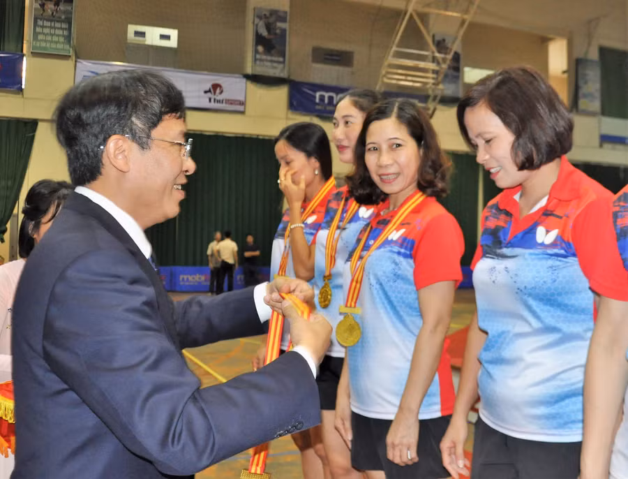 TS. Vũ Minh Đức trao thưởng cho các đội đạt huy chương Vàng