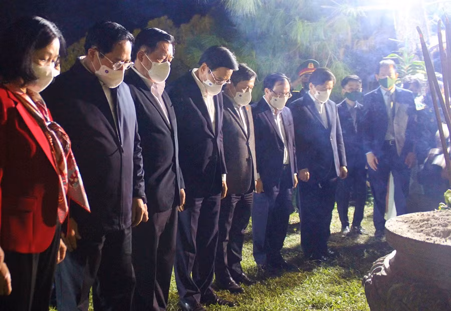 Nhân dịp kỷ niệm 110 năm ngày sinh Đại tướng Võ Nguyên Giáp và kỷ niệm 77 năm Ngày thành lập Quân đội nhân dân Việt Nam, chiều tối 21/12, Thủ tướng Chính phủ Phạm Minh Chính cùng các đại biểu lãnh đạo Đảng, Nhà nước dâng hoa, hương tưởng nhớ Đại tướng Võ Nguyên Giáp.