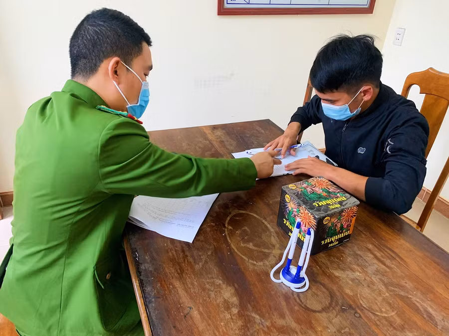 Nhiều người dân giao nộp pháo nổ sau khi được vận động, tuyên truyền.