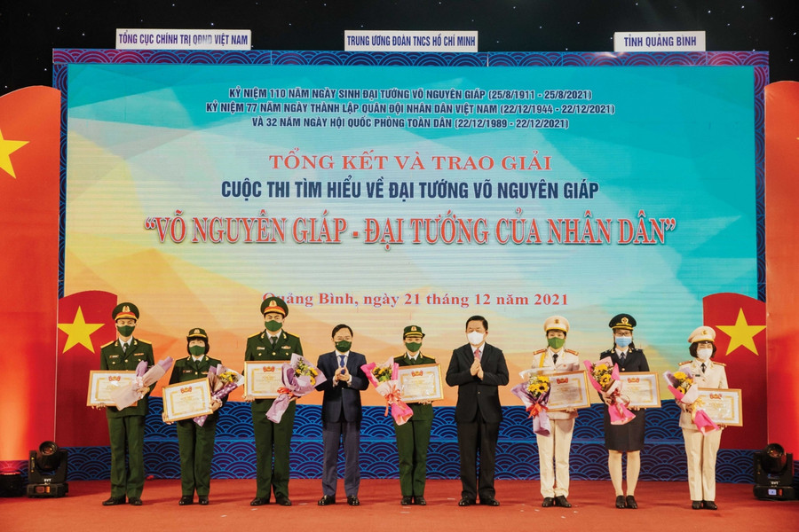 Ông Nguyễn Trọng Nghĩa, Bí thư Trung ương Đảng, Trưởng ban Tuyên giáo Trung ương tặng hoa và bằng khen các tác giả, nhóm tác giả đoạt giải tại cuộc thi.