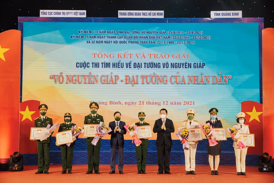 Ông Nguyễn Trọng Nghĩa, Bí thư Trung ương Đảng, Trưởng ban Tuyên giáo Trung ương tặng hoa và bằng khen các tác giả, nhóm tác giả đoạt giải tại cuộc thi.