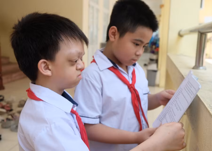 Vũ luôn nhận được sự giúp đỡ của các bạn trong lớp học. (Ảnh: NT).
