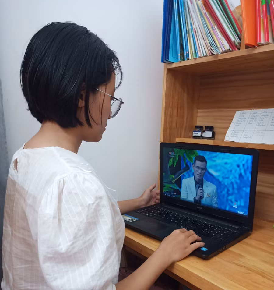 Cô giáo Thái Anh Thư đang theo dõi chương trình Thay lời tri ân